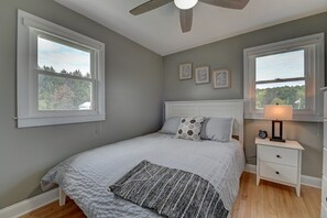 4 bedrooms, iron/ironing board, Internet, bed sheets