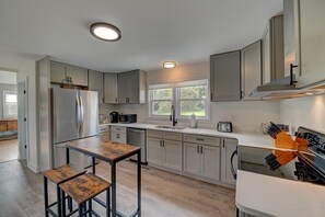 Fridge, microwave, oven, stovetop - Newly remodeled country house (Schoharie)