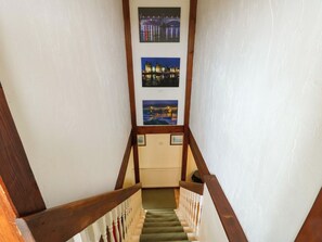 Eine Treppe mit Holzgeländern und einem Teppichbelag.