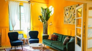 TV, fireplace, books - The Golden Hour Suite on Rainbow (Amman)