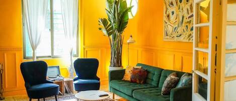 Televisión, chimenea y libros