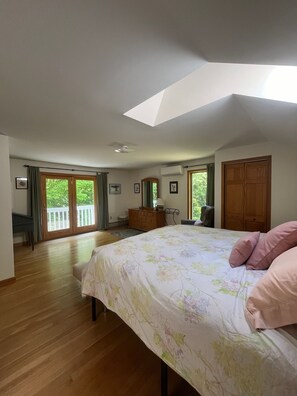 5 bedrooms, desk, iron/ironing board, free WiFi