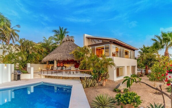 Outdoor pool, sun loungers - Villa Bellavista 1 Huatulco (Santa María Huatulco)