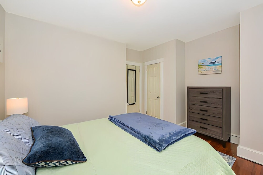 Relaxing Getaway Spacious Home with Hot Tub and Patio near Stony Brook