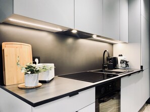 Jääkaappi, uuni, liesi, astianpesukone