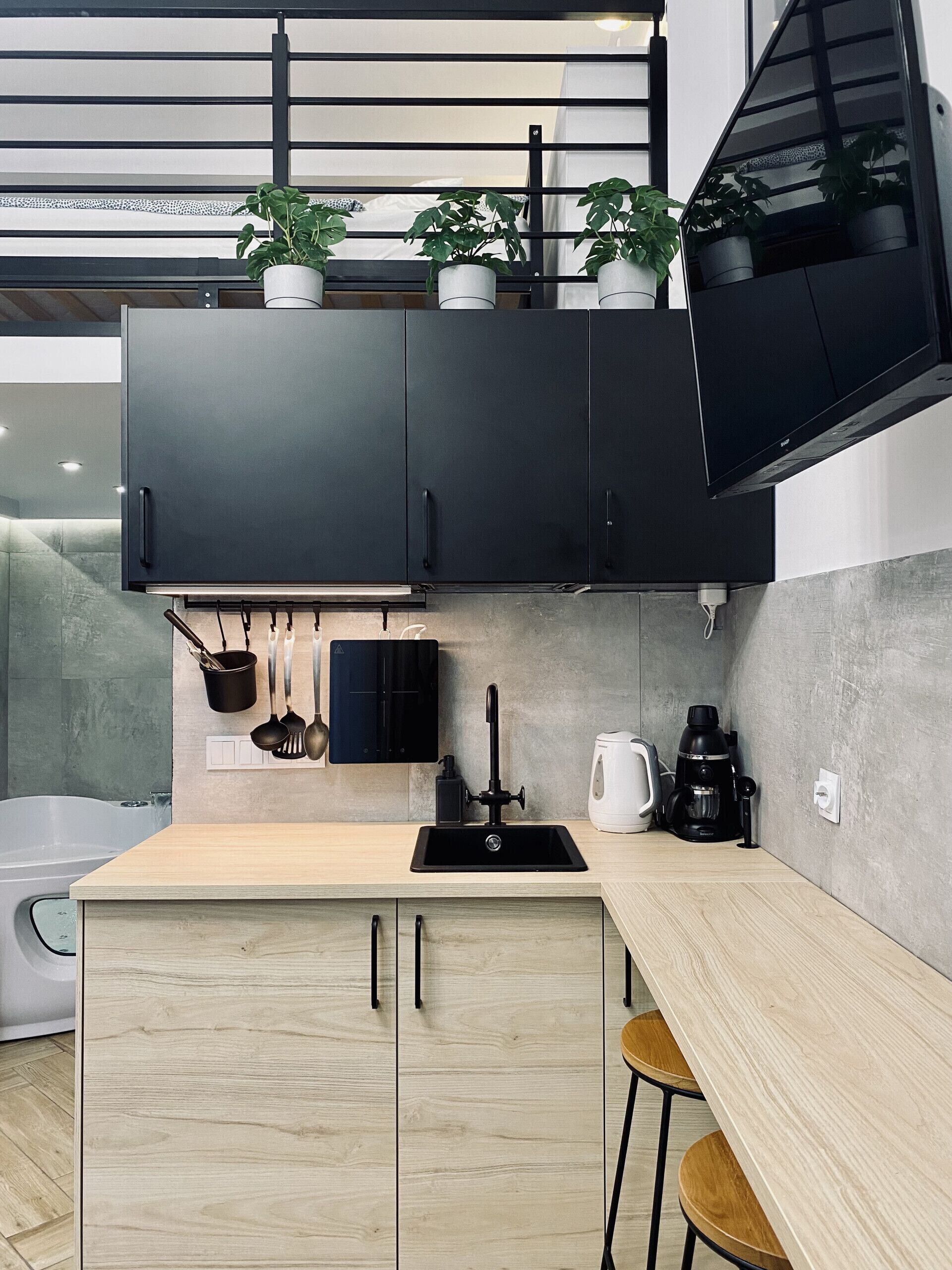 Kühlschrank, Mikrowelle, Wasserkocher mit Kaffee-/Teezubehör