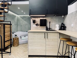 Frigorífic, microones, placa de cuina i cafetera i tetera