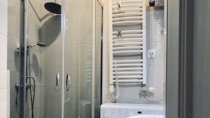 Shower, hair dryer, towels, soap - Apartment next to charming Vistula Boulevards, Pekin (Kraków)