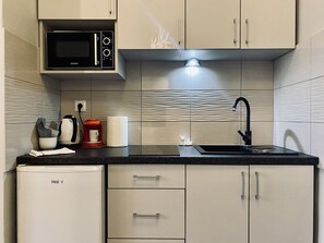 Kühlschrank, Mikrowelle, Wasserkocher mit Kaffee-/Teezubehör