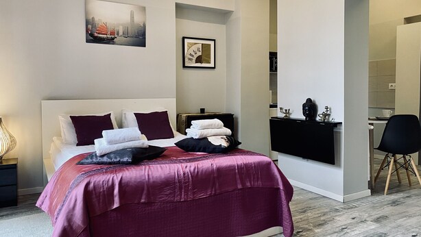 A modern bedroom with a large bed, a desk, and a chair. - Apartment next to charming Vistula Boulevards, Pekin (Kraków)