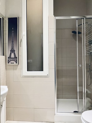 Dusche, Haartrockner, Handtücher, Seife