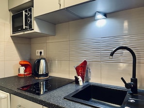 Kühlschrank, Mikrowelle, Wasserkocher mit Kaffee-/Teezubehör