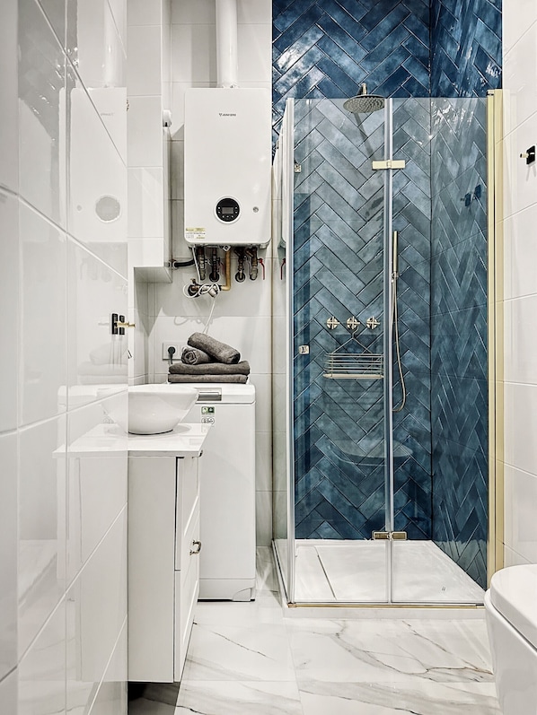 Dusche, Haartrockner, Handtücher, Seife