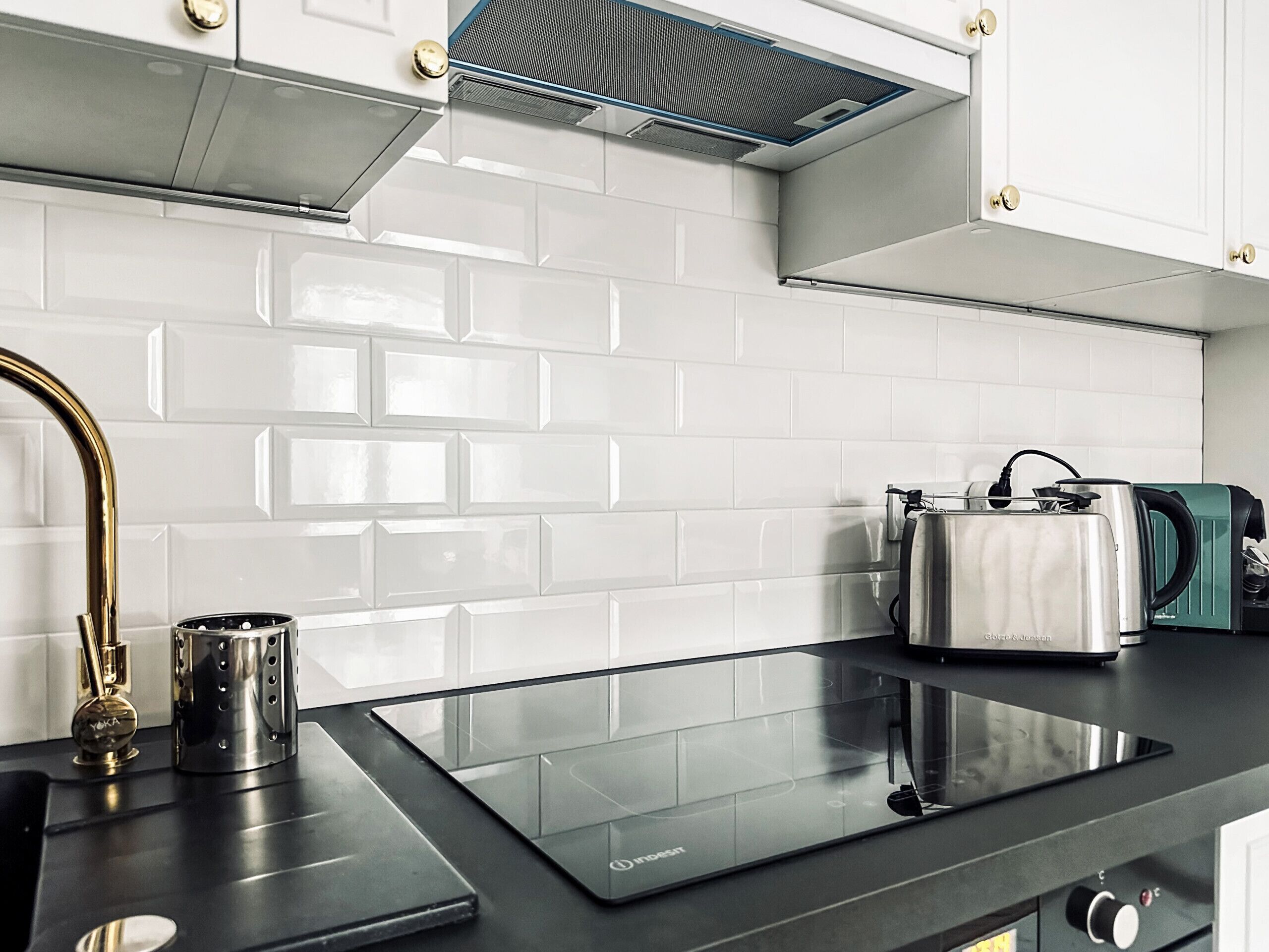 Réfrigérateur, four, lave-vaisselle, cafetière/bouilloire