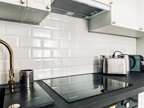 Réfrigérateur, four, lave-vaisselle, cafetière/bouilloire