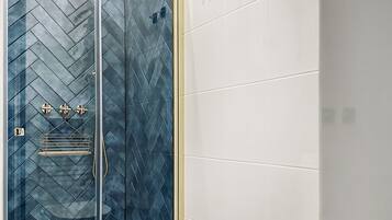 Douche, sèche-cheveux, serviettes fournies, savon