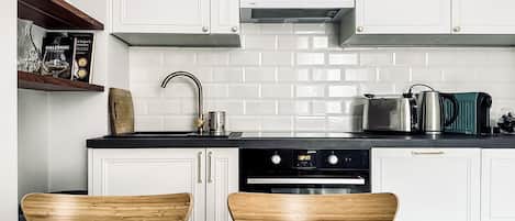 Fridge, oven, stovetop, dishwasher