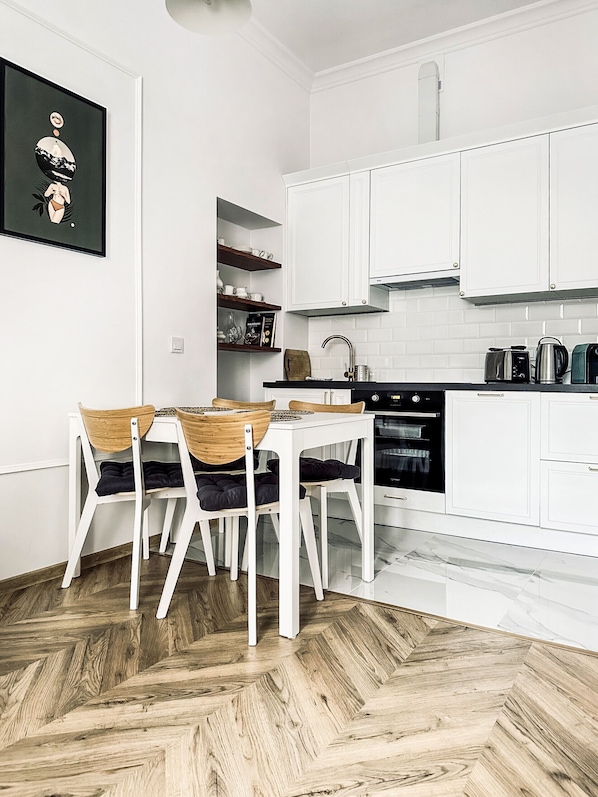 Fridge, oven, dishwasher, coffee/tea maker