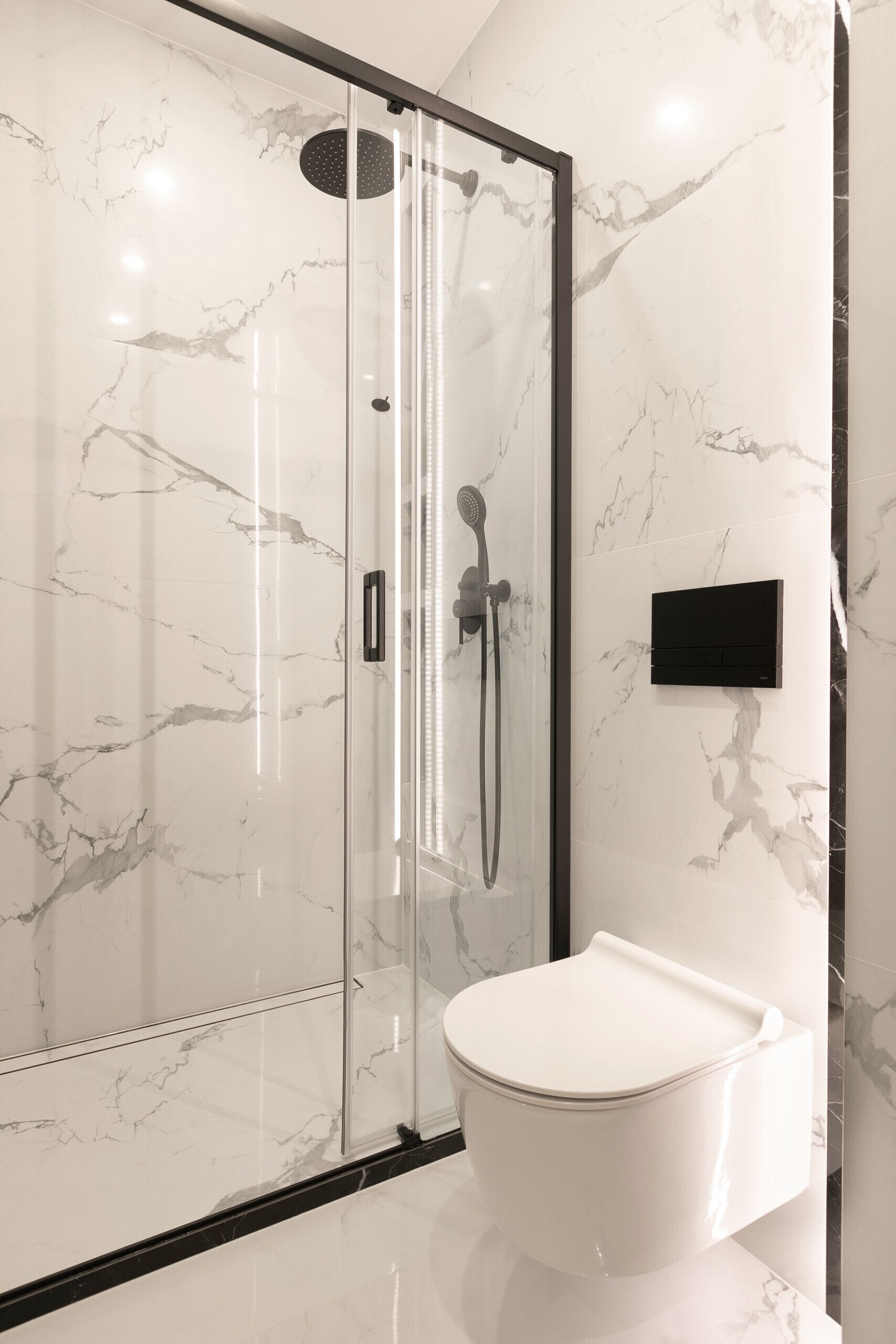 Dusche, Haartrockner, Handtücher, Toilettenpapier