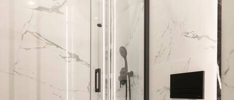 Dusche, Haartrockner, Handtücher, Toilettenpapier