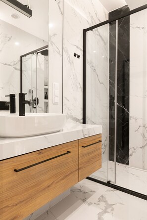 Douche, sèche-cheveux, serviettes fournies, papier toilette