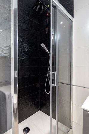 Dusche, Haartrockner, Handtücher, Toilettenpapier