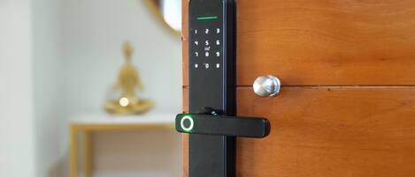 Een moderne deur met een digitaal keypad-slot.