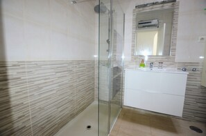 Dusche, Haartrockner, Handtücher
