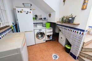 Réfrigérateur, micro-ondes, four, cafetière/bouilloire