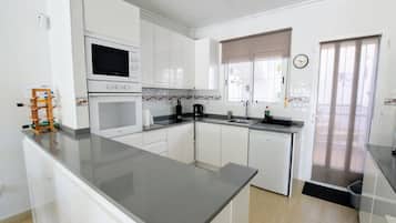 Een koelkast, een magnetron, een oven, een koffiezetapparaat/waterkoker