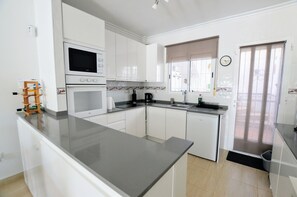 Kühlschrank, Mikrowelle, Ofen, Wasserkocher mit Kaffee-/Teezubehör