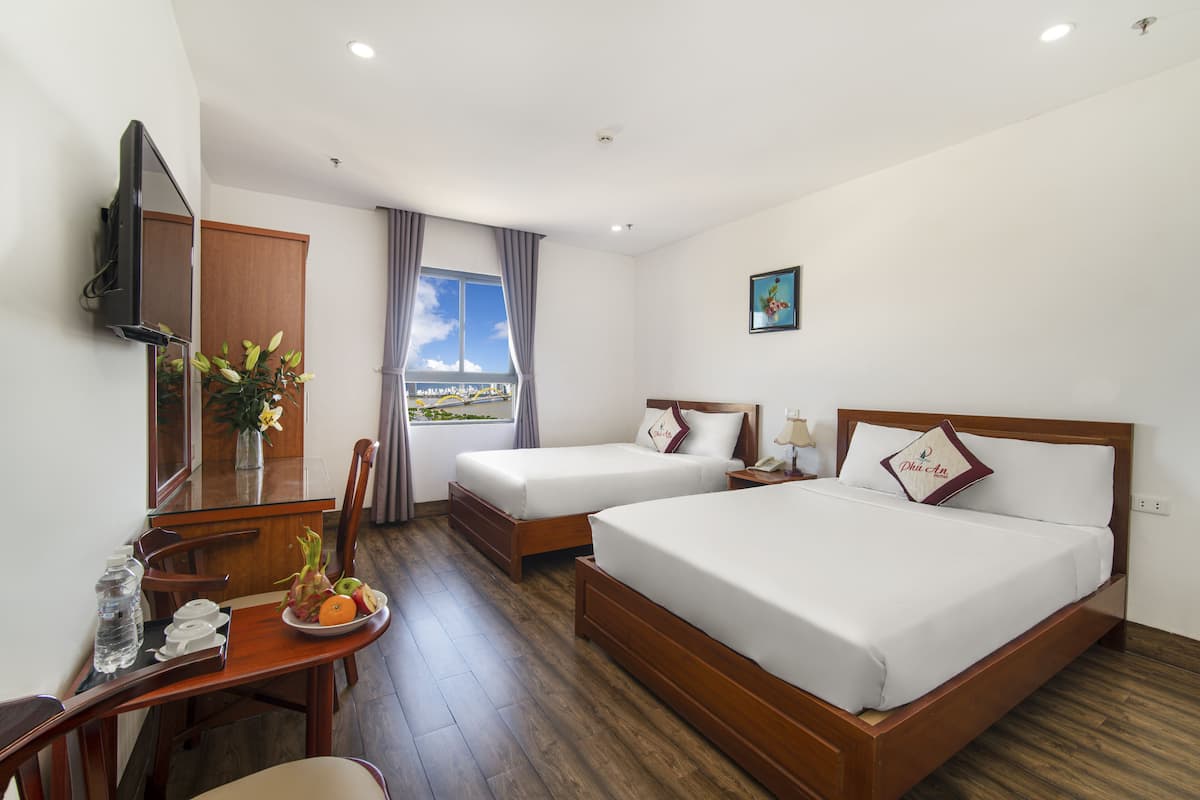 Kamar Quadruple Superior, pemandangan kota | Seprai premium, minibar, didekorasi berbeda-beda, dan meja kerja