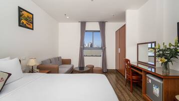 Habitación doble Deluxe, vista al río | Ropa de cama de alta calidad, minibar y decoración personalizada