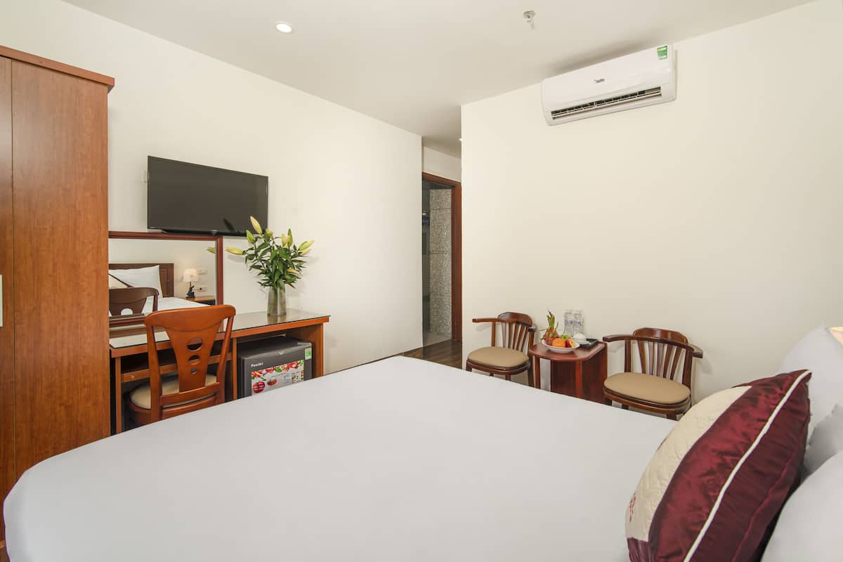 Seprai premium, minibar, didekorasi berbeda-beda, dan meja kerja
