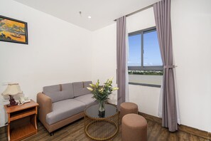 Phòng đôi Deluxe, quang cảnh sông | Bộ đồ giường cao cấp, minibar, trang trí khác biệt, bàn 