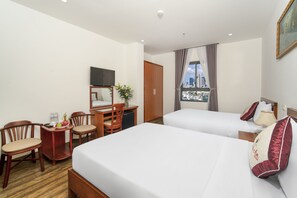 Deluxe vierpersoonskamer | Luxe beddengoed, een minibar, individueel gedecoreerd, een bureau