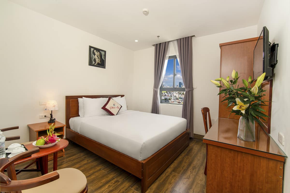 Seprai premium, minibar, didekorasi berbeda-beda, dan meja kerja