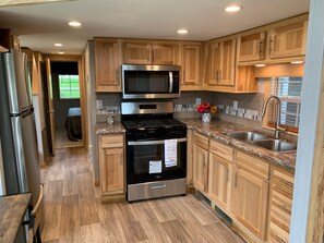 Réfrigérateur, micro-ondes, plaque de cuisson, cafetière/bouilloire