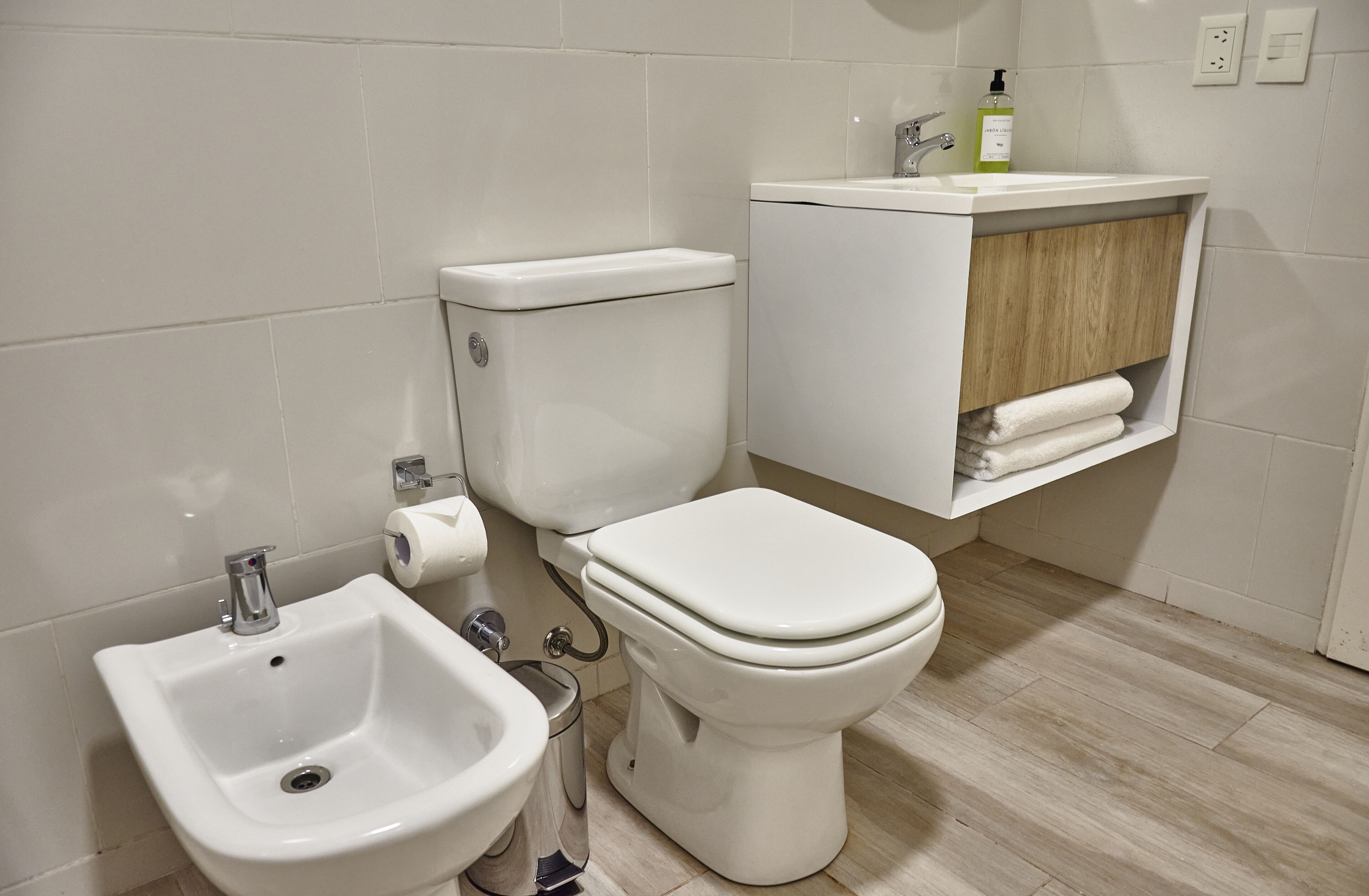 Ein Badezimmer mit Toilette, Bidet und Waschbecken.