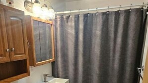 Un baño pequeño con inodoro, lavamanos y armario.