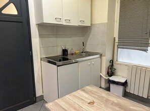 Frigorífic, placa de cuina i utensilis de cuina, vaixella i coberteria 