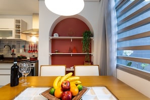 Villa | Private kitchen | Fridge, microwave, cookware/dishes/utensils - Apartamento com quintal na Praça do Pôr do Sol (São Paulo)