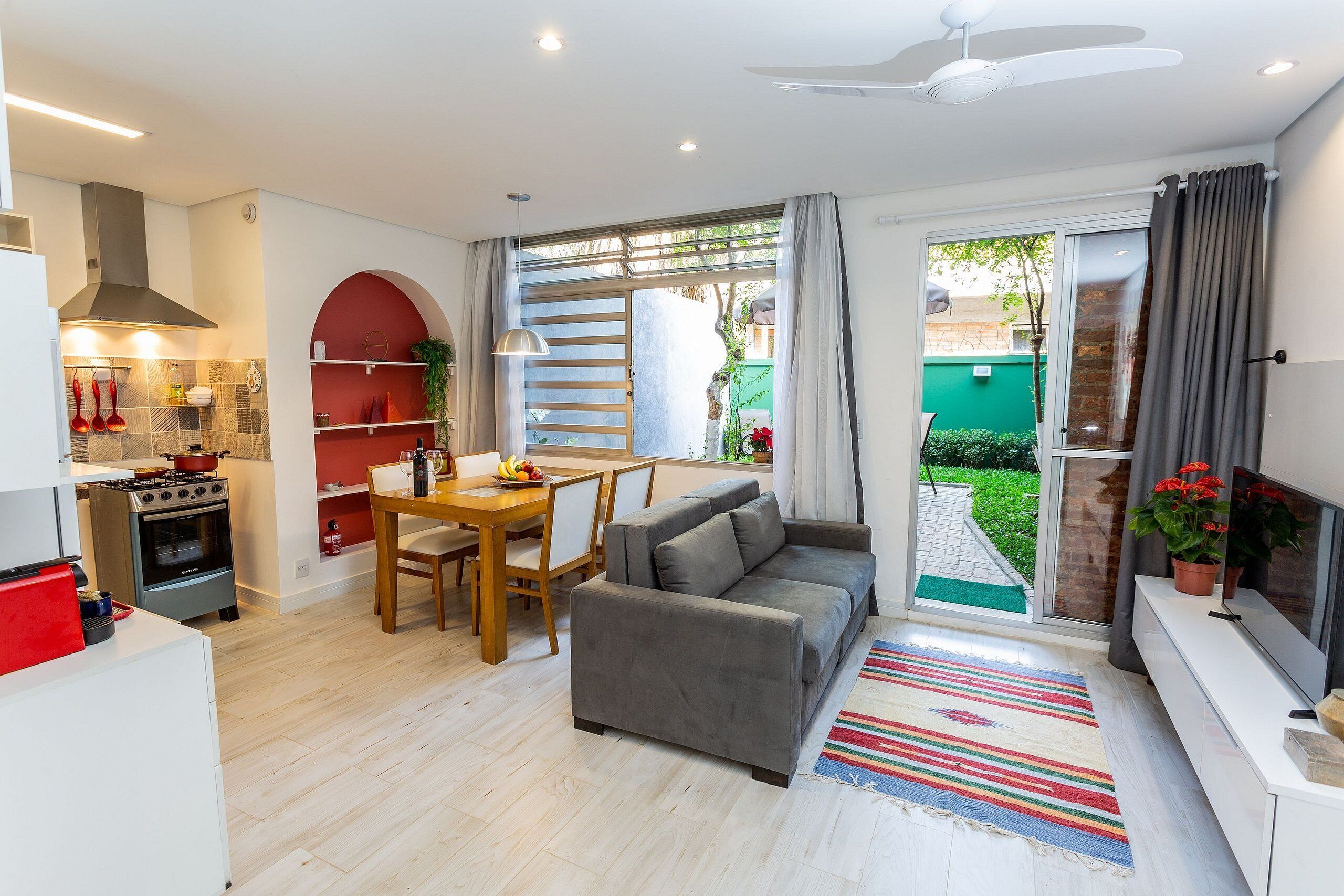 Villa | Woonruimte | Een 43-inch smart-tv met kabelzenders