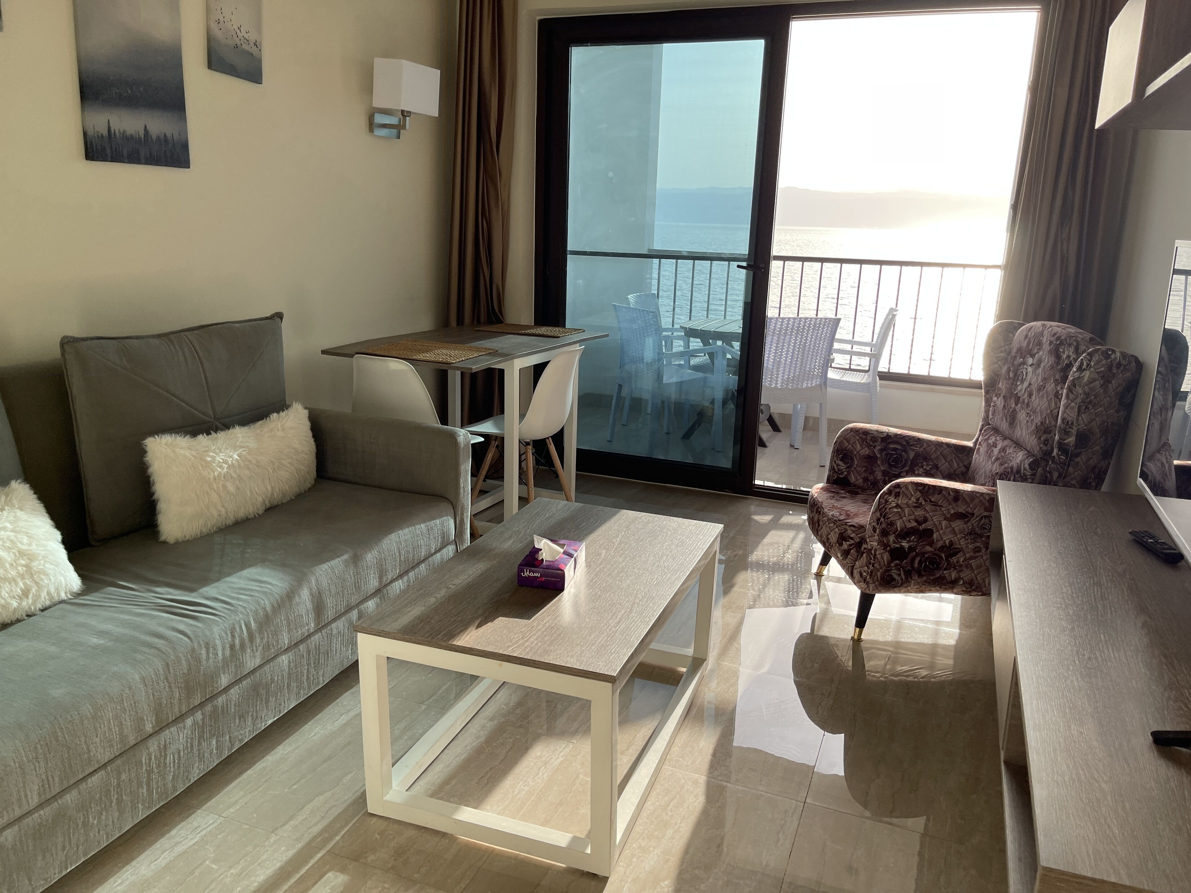 50-吋智慧型電視、數位頻道、Netflix、串流服務