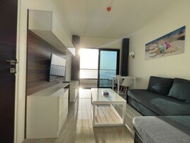 50-英寸智能电视（配备数码频道）、Netflix、流媒体服务