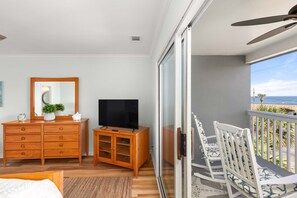 Appart'hôtel, plusieurs lits, balcon, vue partielle sur l'océan (Unit G - No Pets Allowed)