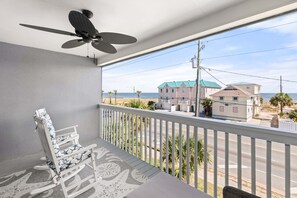 Appart'hôtel, plusieurs lits, balcon, vue partielle sur l'océan (Unit G - No Pets Allowed) | Enceinte de l’hébergement