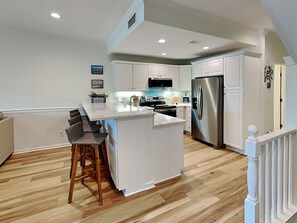 Appart'hôtel, plusieurs lits, balcon, vue partielle sur l'océan (Unit G - No Pets Allowed) | Cuisine privée