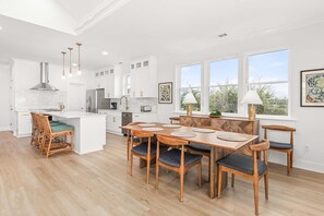 Ferienhaus, Mehrere Betten, Balkon, Meerblick | Essbereich im Zimmer