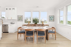 Casa, várias camas, sacada, vista para o oceano | Opções para refeição no quarto